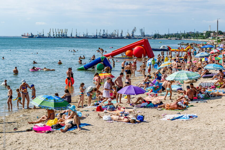 Пляж на Слободке в высокий сезон
