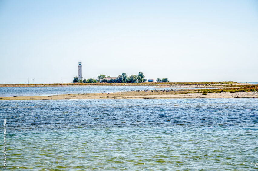 Современный маяк на острове Бирючий