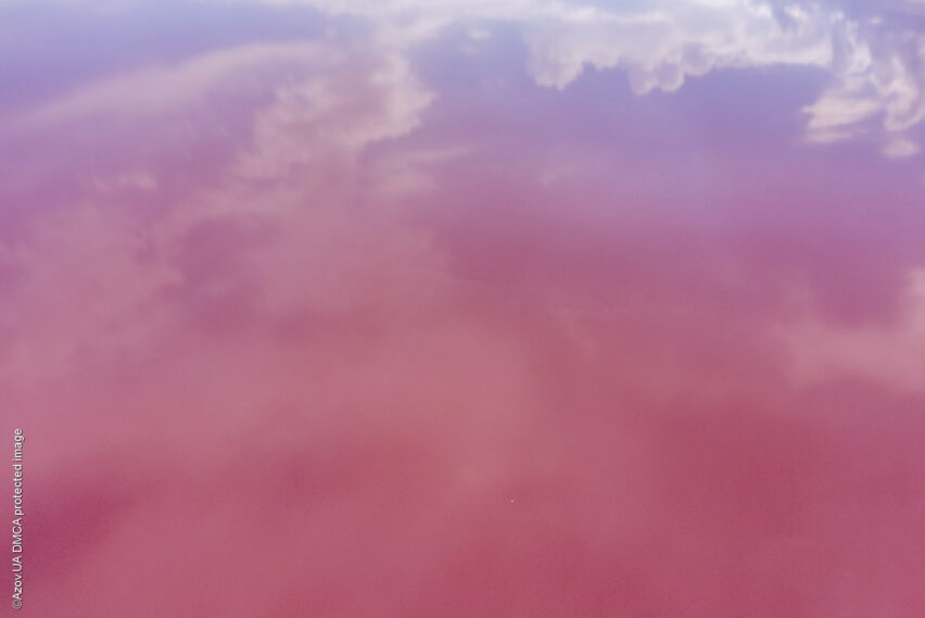 Отражение облаков над озером
