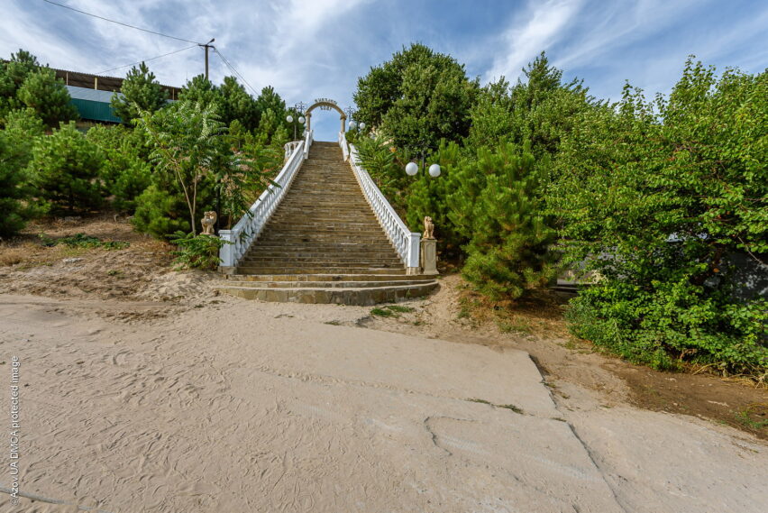 Лестница на пляж в Юрьевке