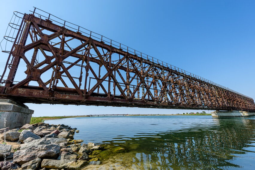 Старый железнодорожный мост на косу